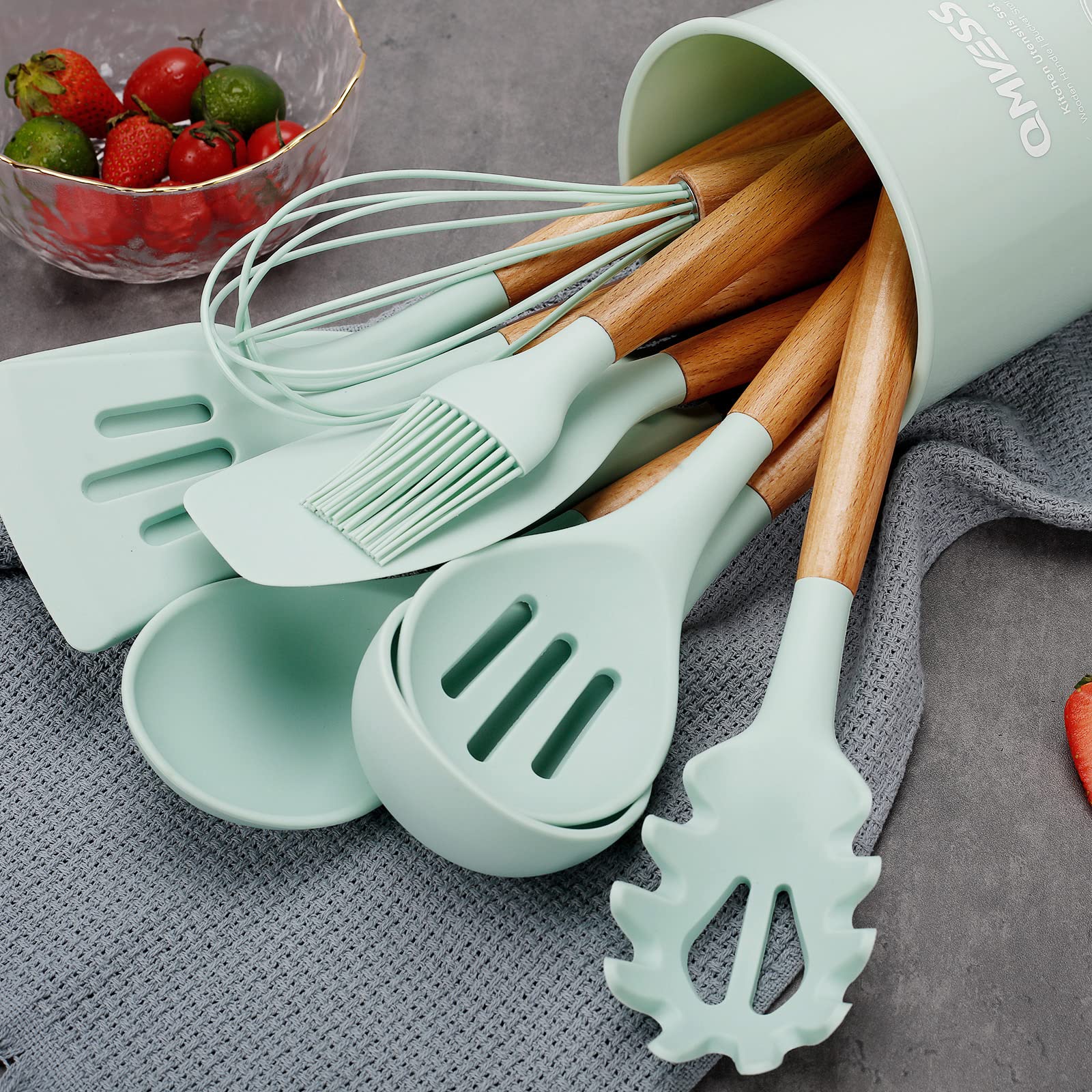 QMVESS gift-worthy kitchen utensil set ideal for housewarmings and holidays.