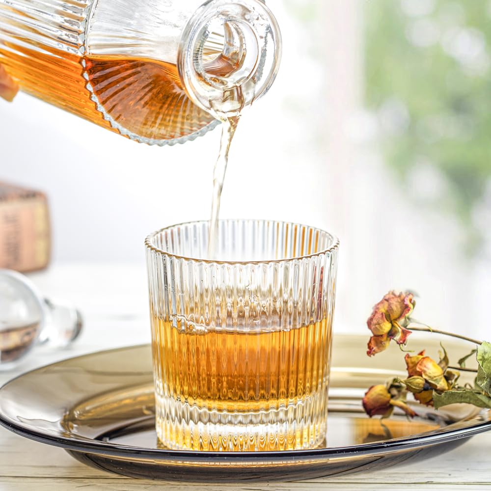 QUEEN&STONE LEAD FREE bar-ready set with airtight seal helps keep spirits fresh between pours.