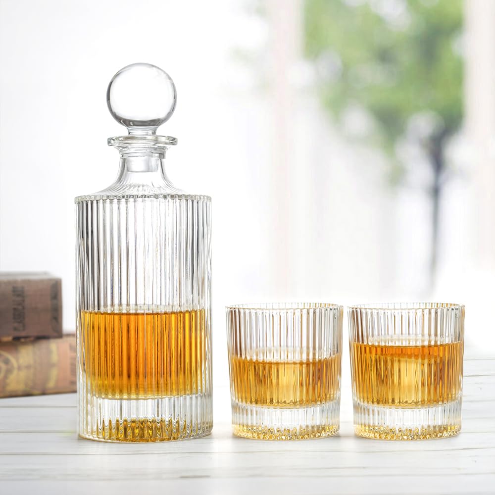QUEEN&STONE LEAD FREE sturdy packaging box protecting the decanter and glasses for gifting.