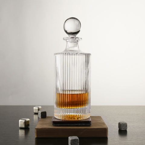 Queenstone whiskey decanter with glass stopper provides a tight seal to preserve aroma.