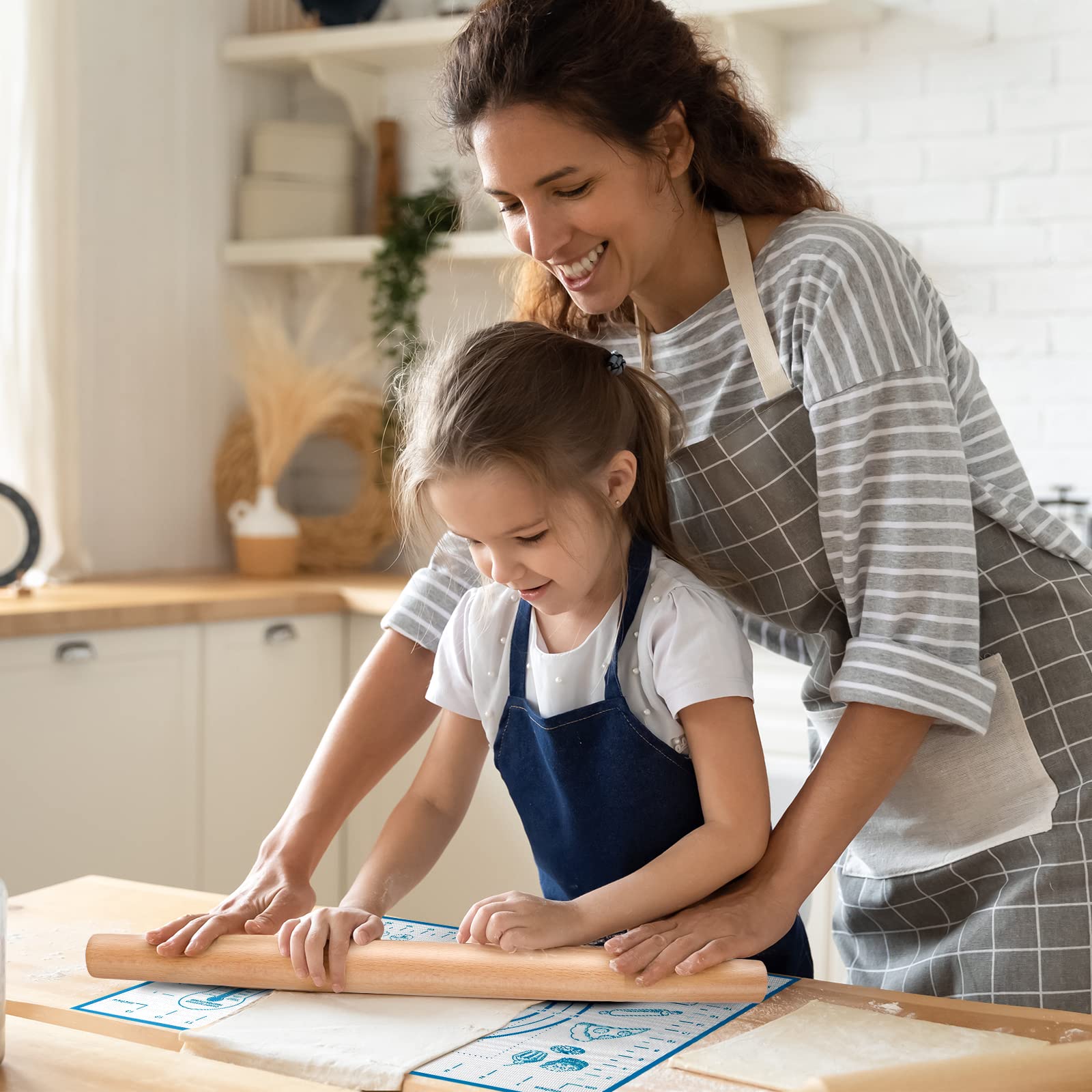 QUELLANCE baking mat used for pastry, fondant, and pizza prep