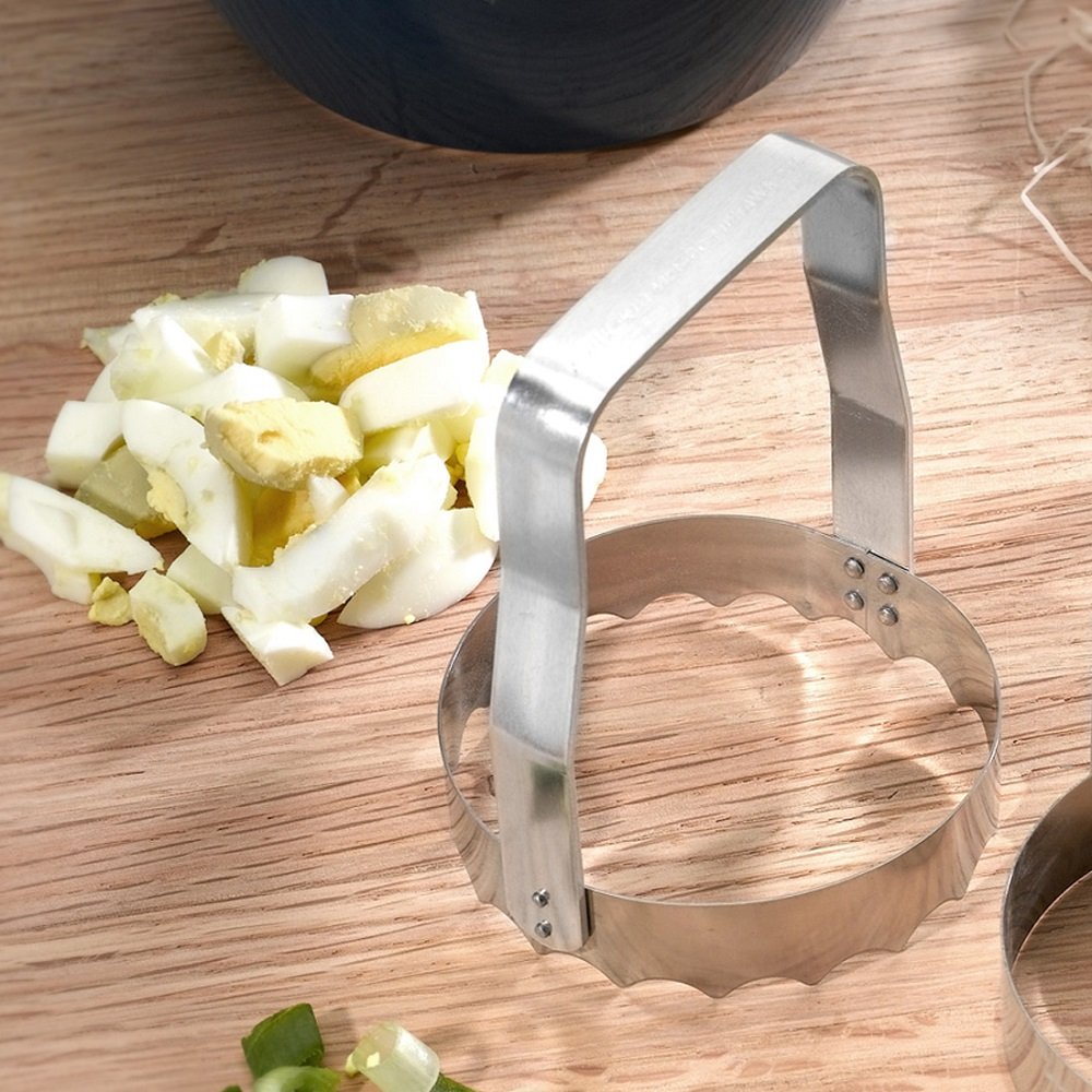 Rada R115S slicing whole tomatoes evenly for sauces.