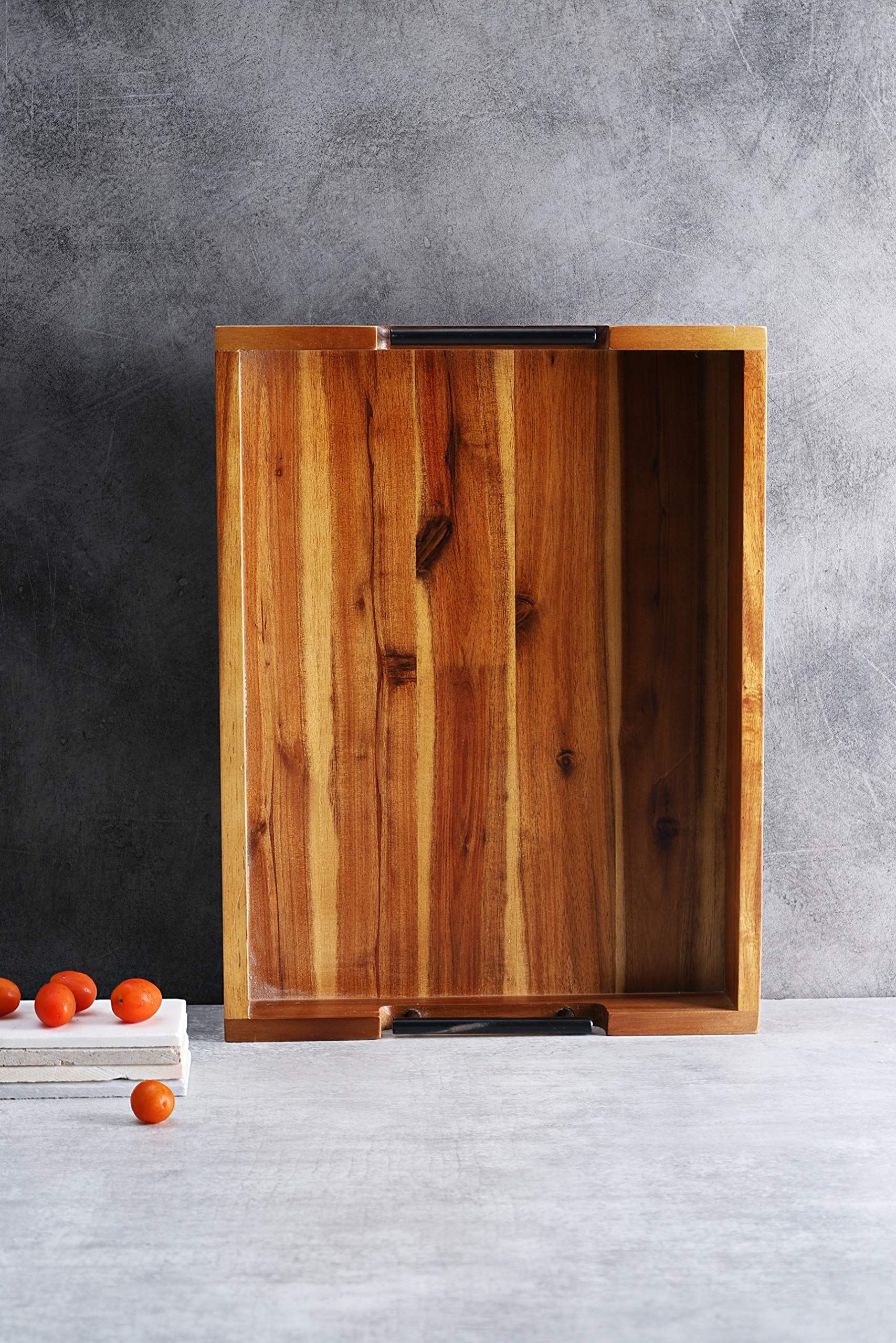 Rakyto tray features a velvety smooth finish easy to wipe.