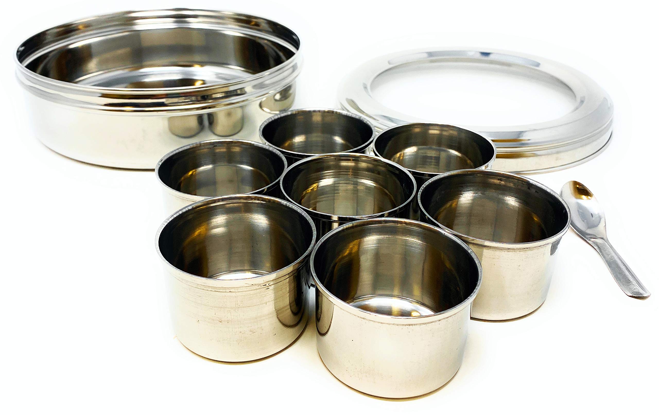 Close-up of lid and spoon included for convenient measuring while cooking