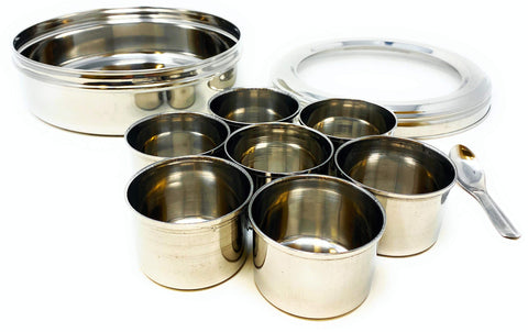 Close-up of lid and spoon included for convenient measuring while cooking