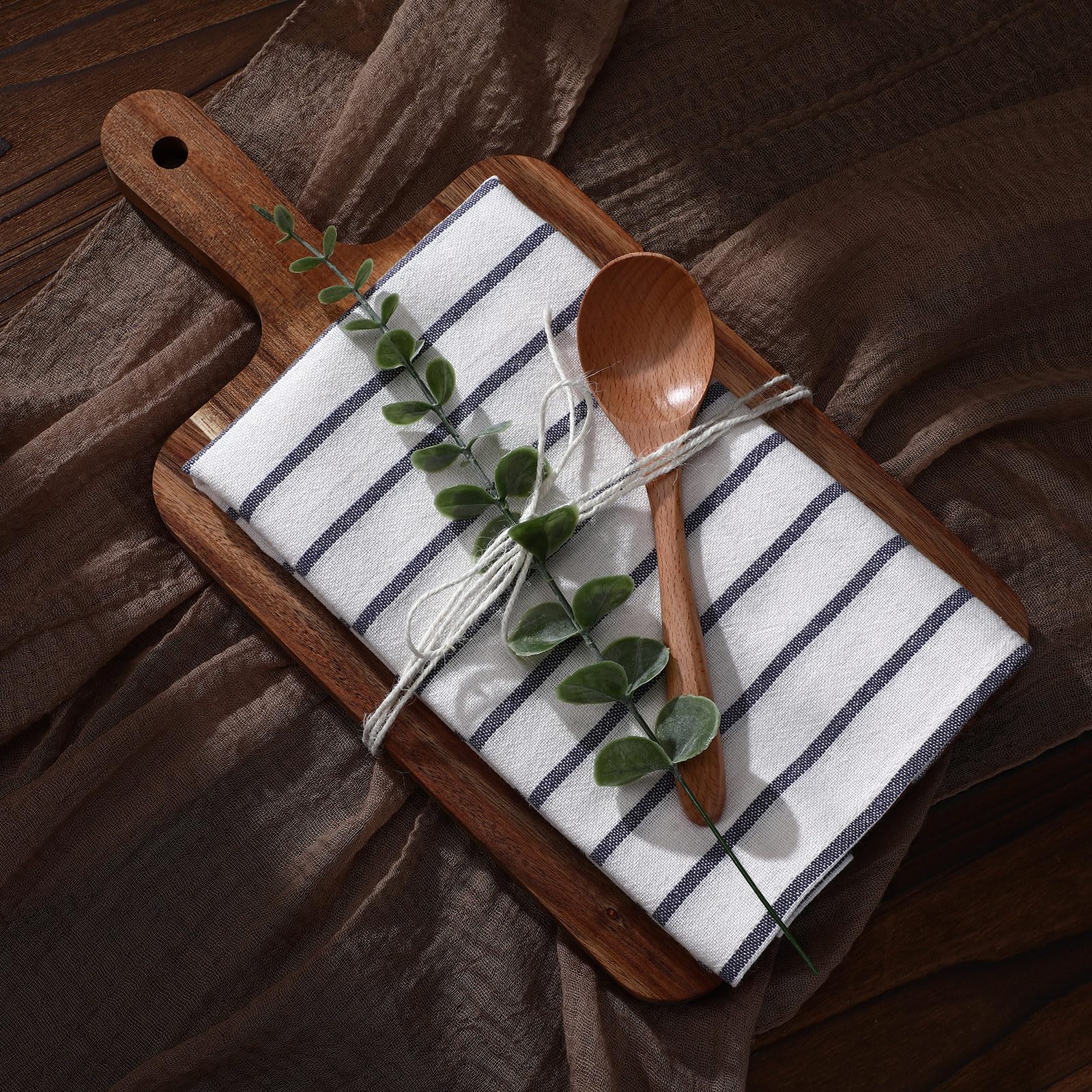 Reallnaive eucalyptus stem brings natural touch and fresh look.