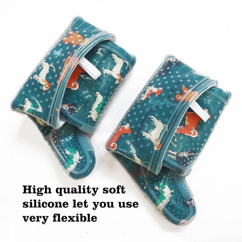 RED LMLDETA mitts feature palm texture for grip and heat release during cooking.