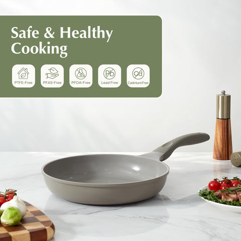 Redchef ambidextrous Bakelite handle stays cool for left or right-handed cooks
