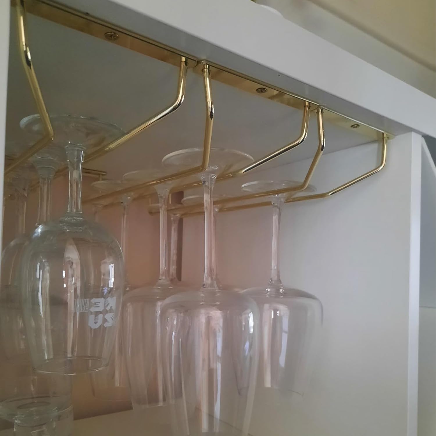 RedDreamer single-row four-glass rack demonstrates flexible capacity for entertaining.