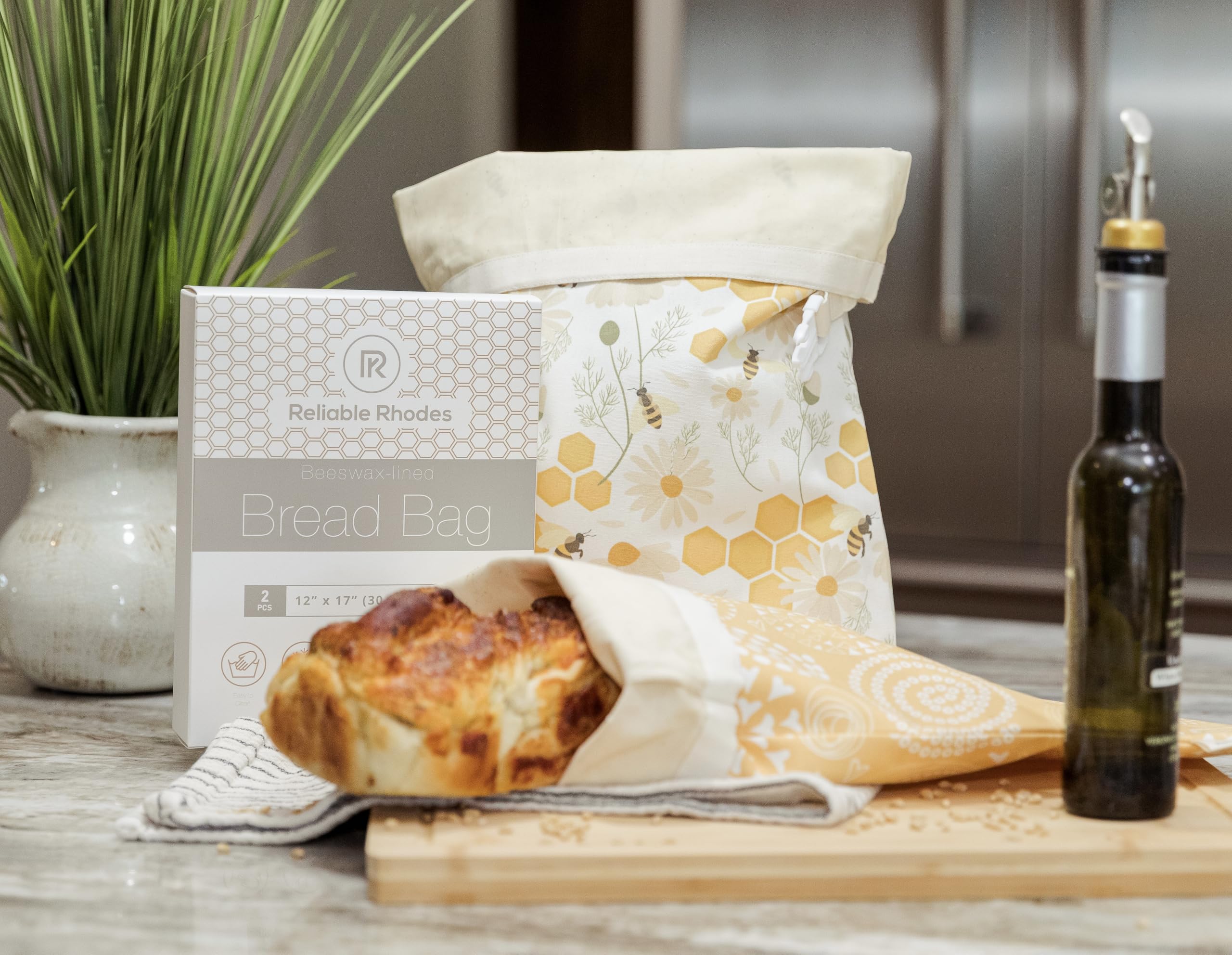 Reliable Rhodes organic cotton bag close-up, shows natural beeswax lining for bread care.