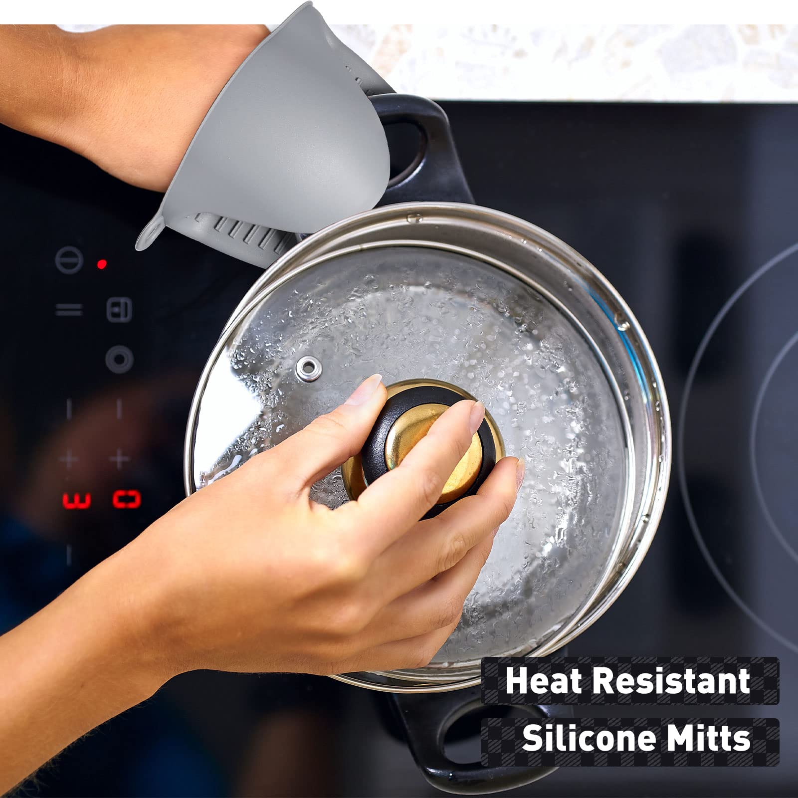 Remagr mini oven gloves in black for quick, secure grip.