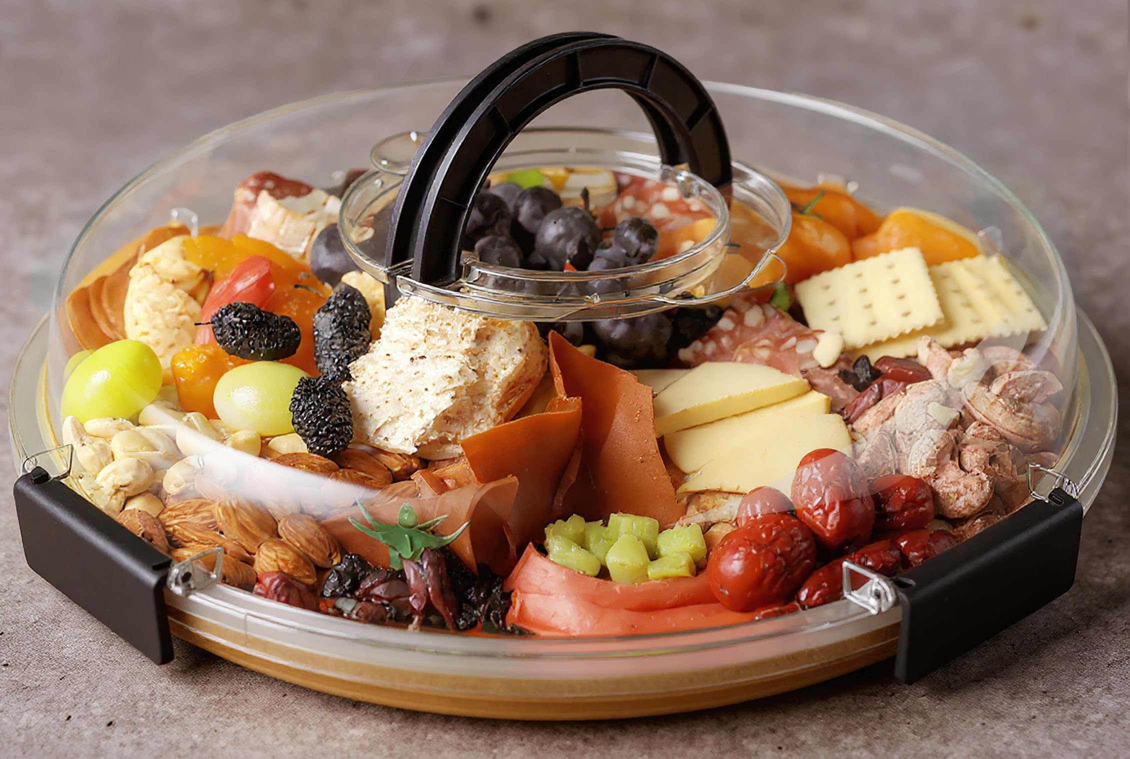 Renmxj round charcuterie board with clear lid for travel-friendly entertaining.