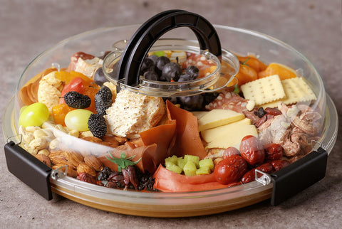 Renmxj round charcuterie board with clear lid for travel-friendly entertaining.