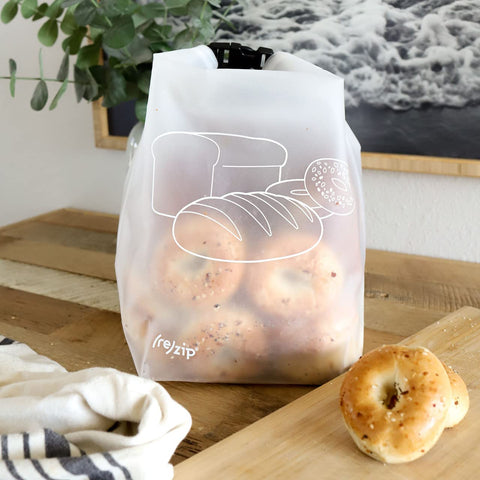 Compact 8x7x16 inch bag accommodates bread and baked goods up to 9 liters.