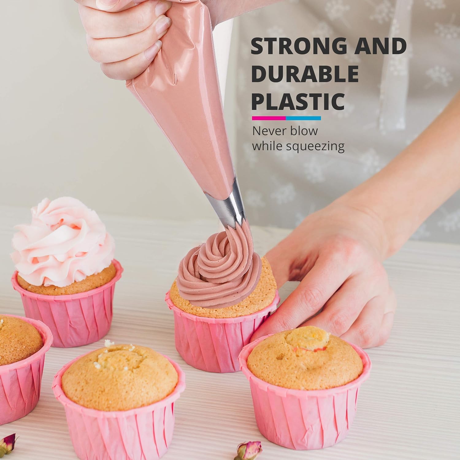 Riccle strong-grip icing bag in use for precise piping.