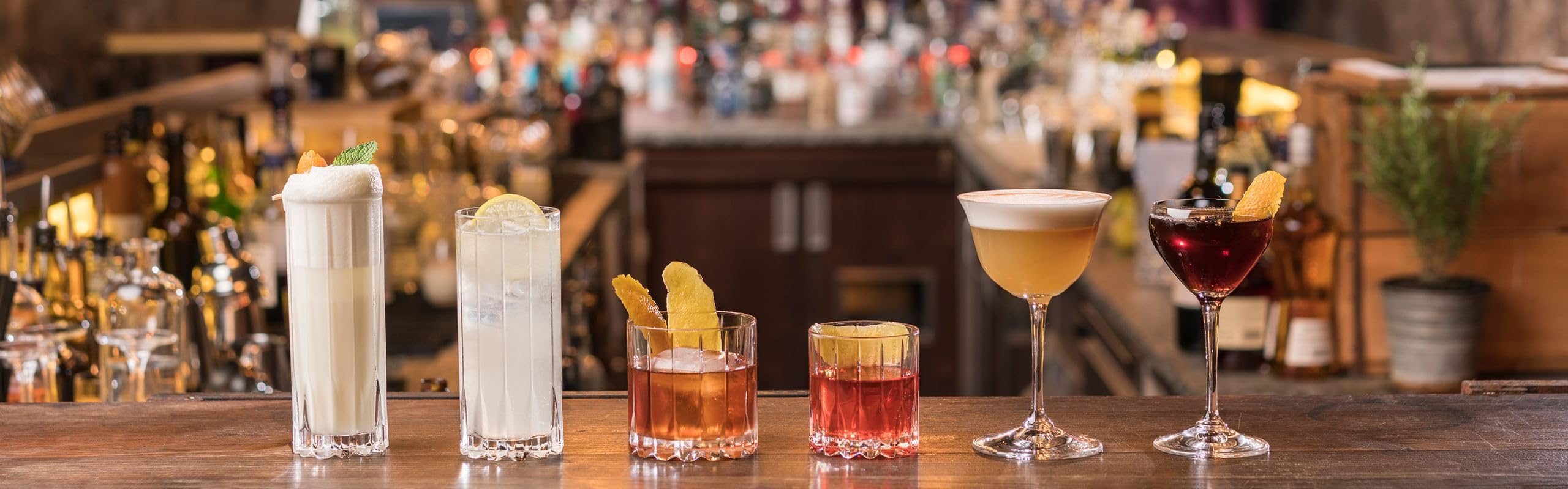 Capacity 6.14 ounces suits measured pours for cocktails