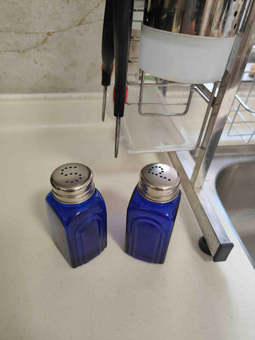 Ritadeshop glass shaker closeup shows solid stainless lid and vibrant color.