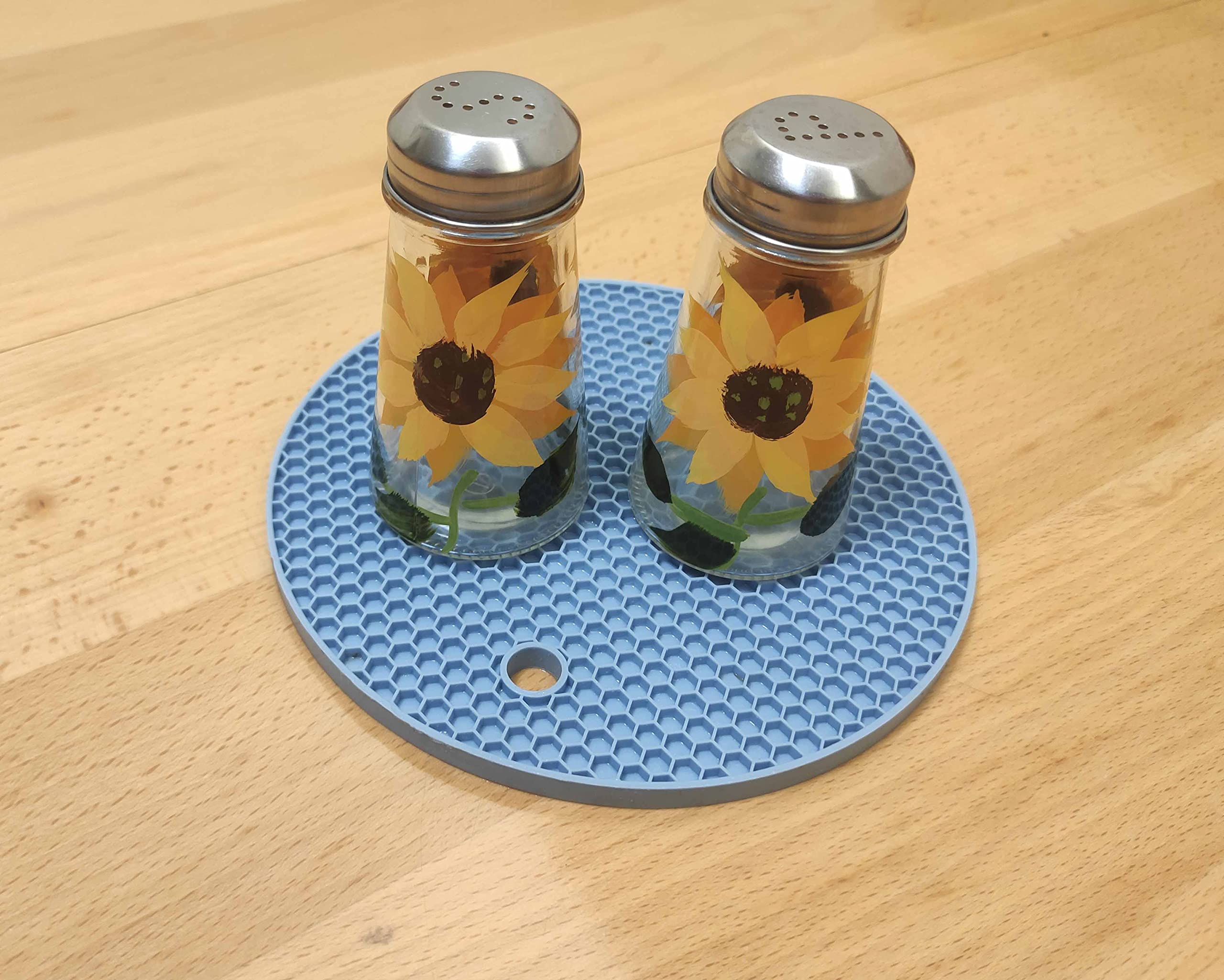 Two-piece set ready to brighten a dining room and kitchen counters.