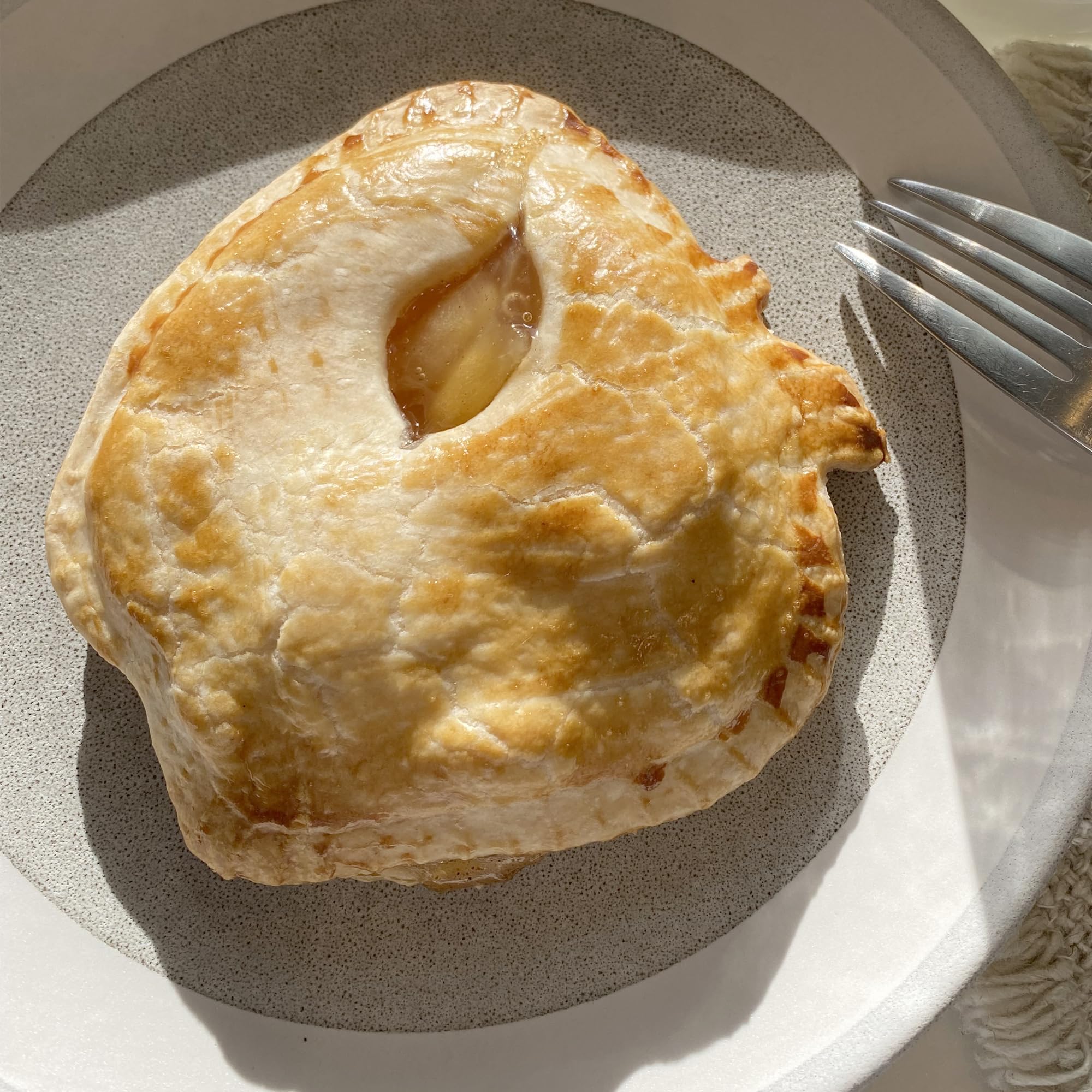 R&M Pocket Pie Maker compact kitchen tool fits small spaces.