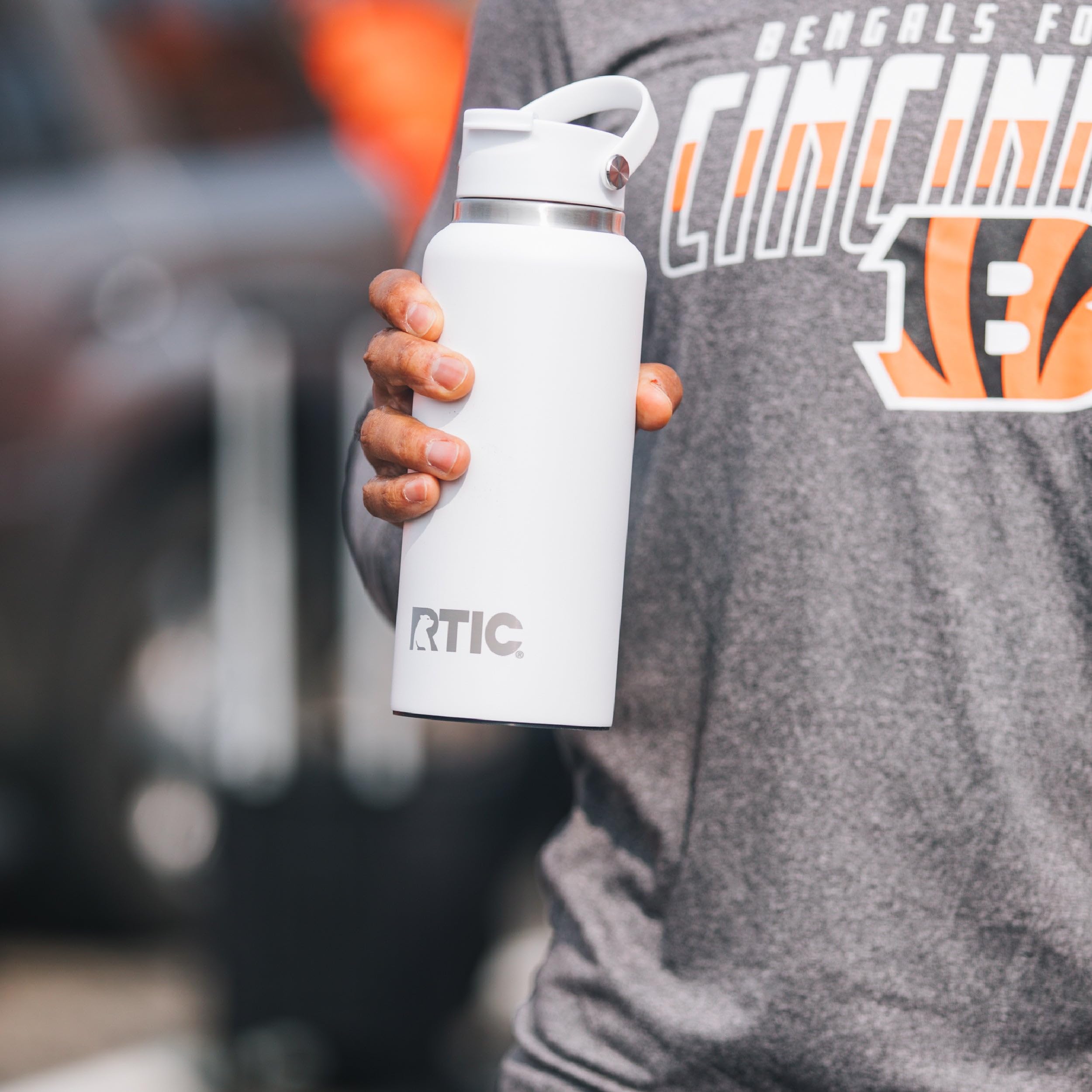 RTIC Outback 32oz bottle BPA-free stainless steel—durable for outdoor use.