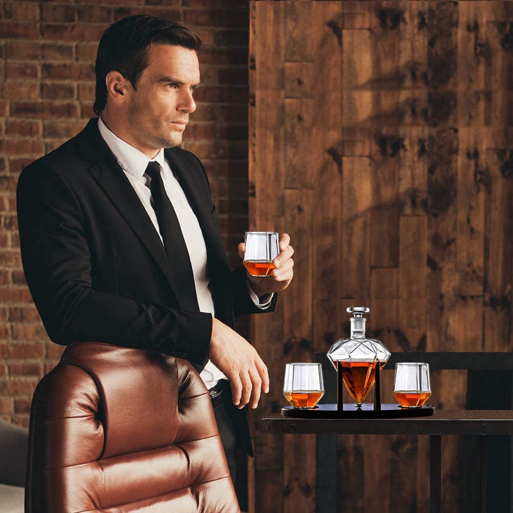 RUGLUSH crystal stopper seals freshness in your decanter for smooth pours.