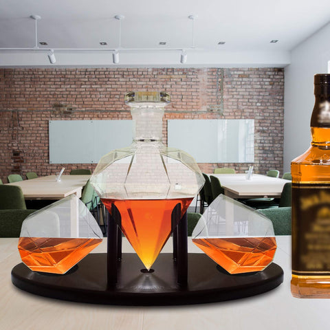 RUGLUSH lightweight glass decanter is easy to handle during gatherings.