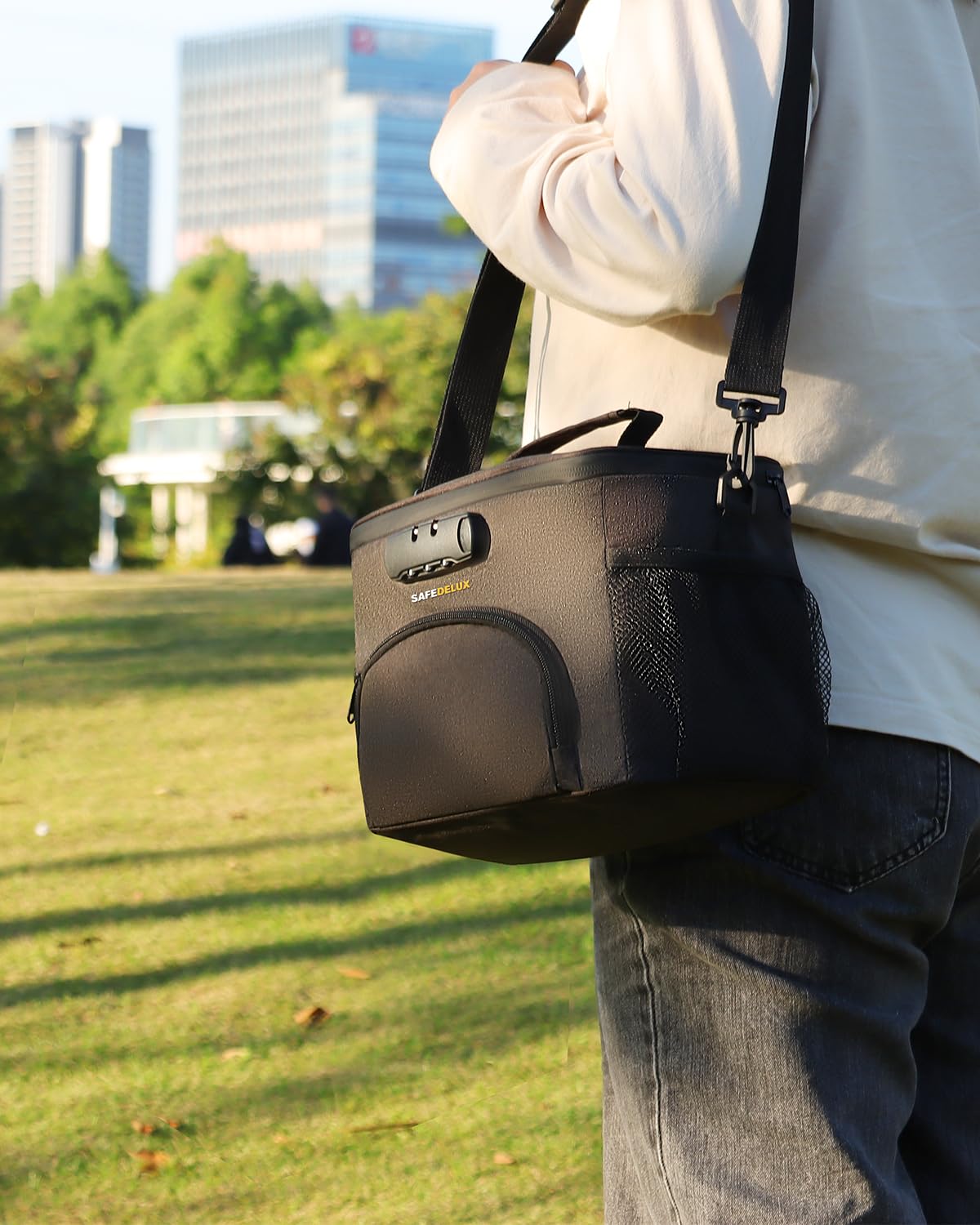 SafeDelux side water-bottle pocket for easy hydration during commutes