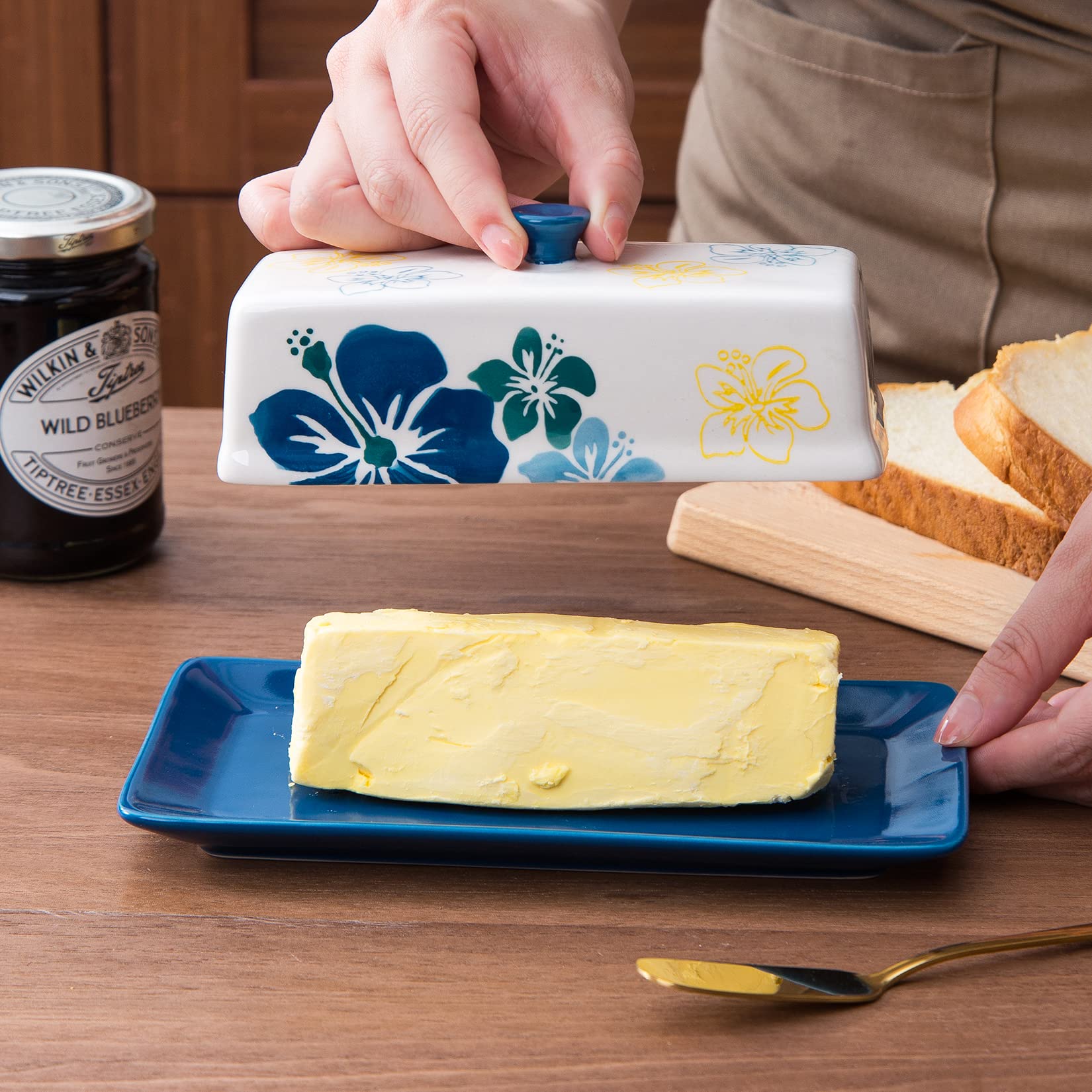 Sagoskat butter dish dishwasher-safe and microwave-safe feature promotes easy cleanup and versatile use.