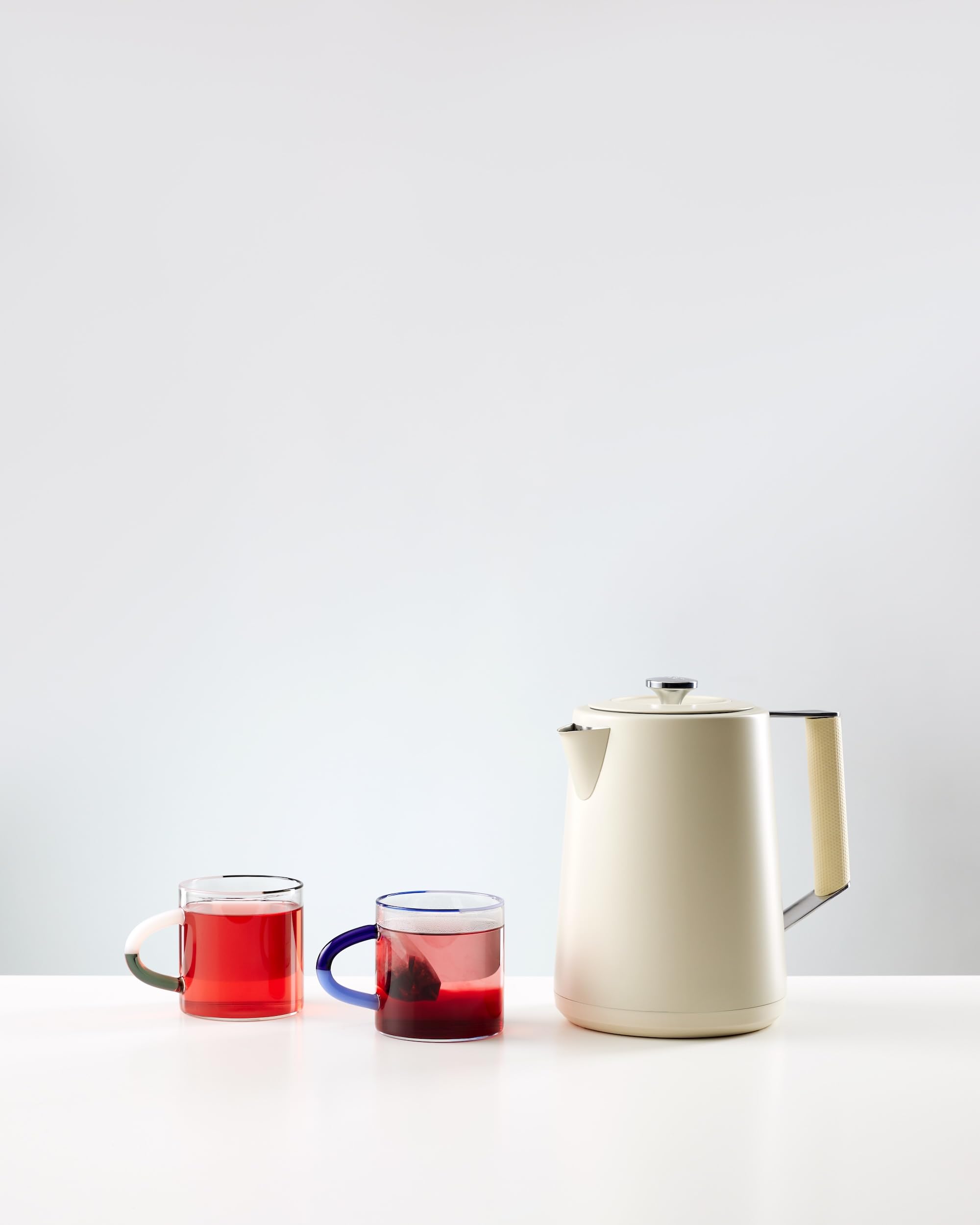 SAKI Luna pour-spout in action for precise hot water dispensing