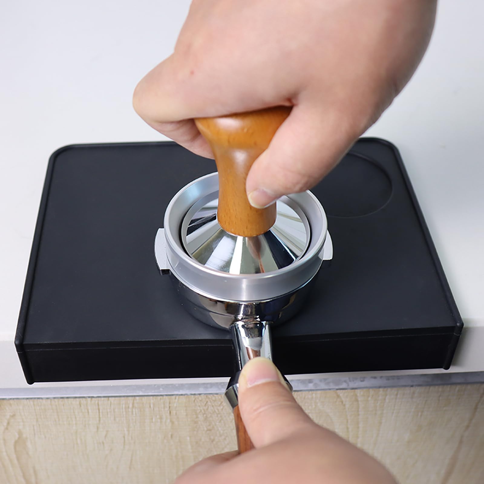 Salomayes 8x6 design with corner overhang reduces coffee spills.