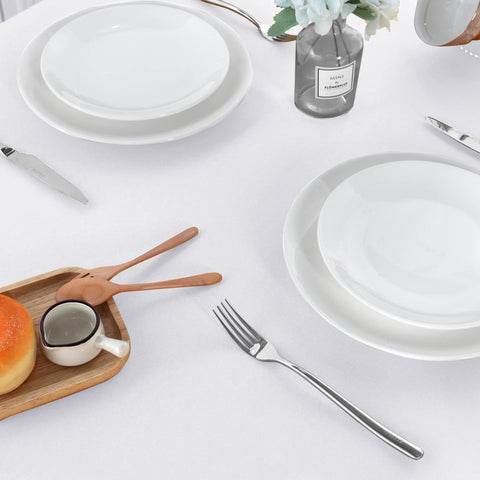 Sancua white tablecloth for weddings, creates clean, elegant tables.