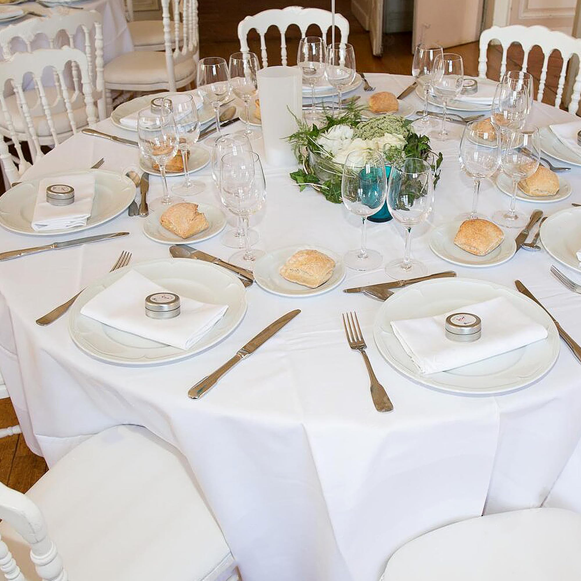 Sancua wrinkle-resistant finish maintains a neat table appearance