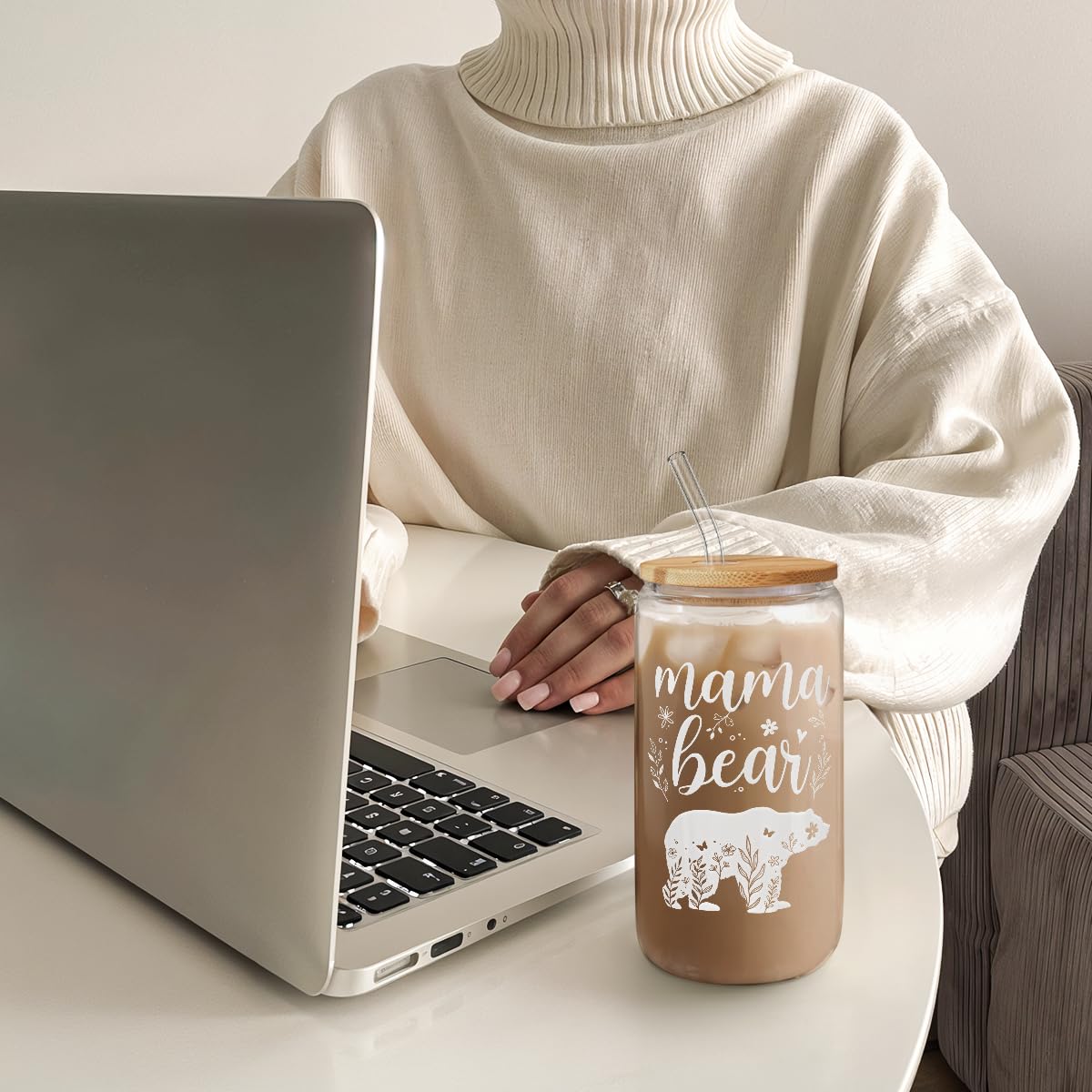 Detachable parts simplify cleaning of lid, glass, and straw.