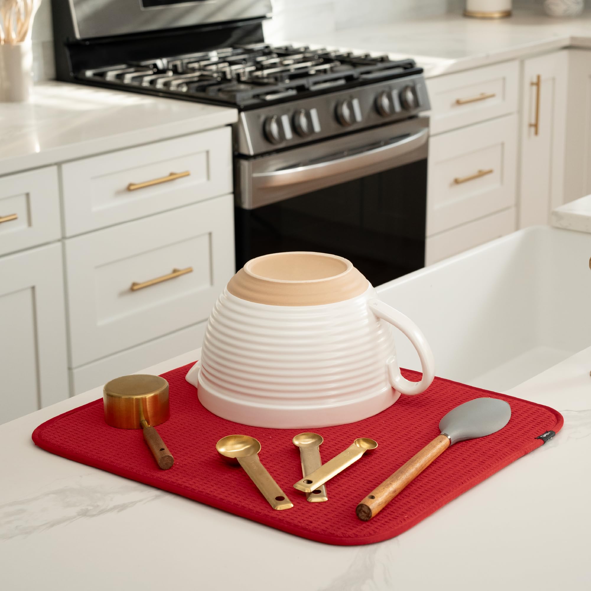S&T INC. dish drying mat demonstrates high absorbency up to four times its weight.