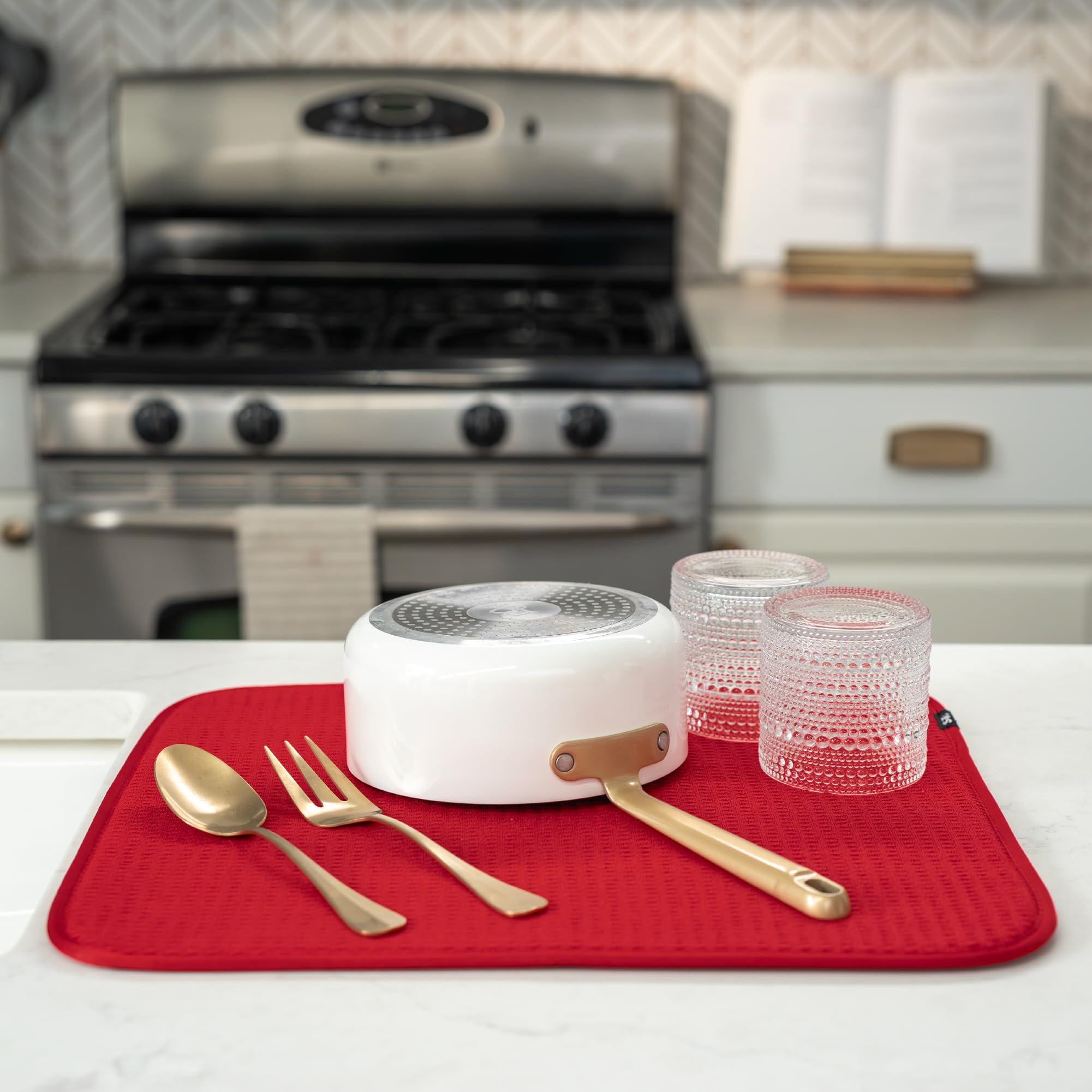 S&T INC. mat placed under a dish rack catches drips and protects countertops.