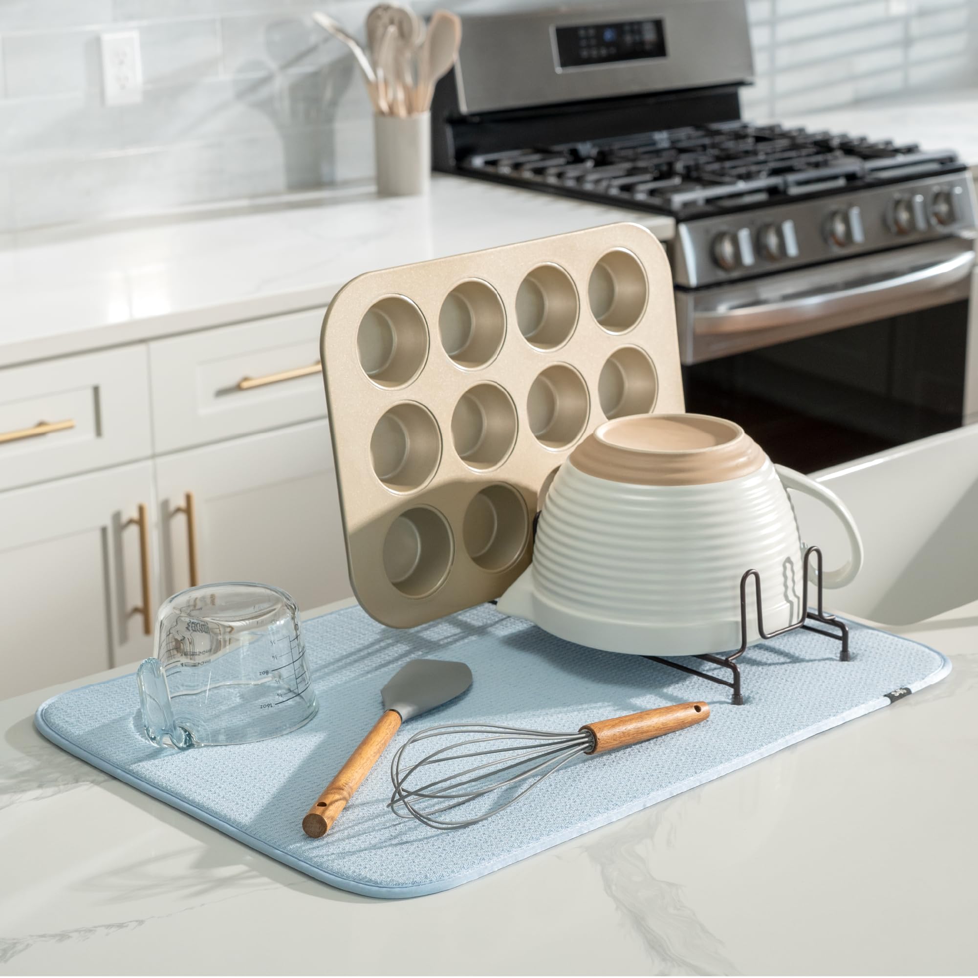 S&T INC. XL mat demonstrates water absorption after washing dishes.