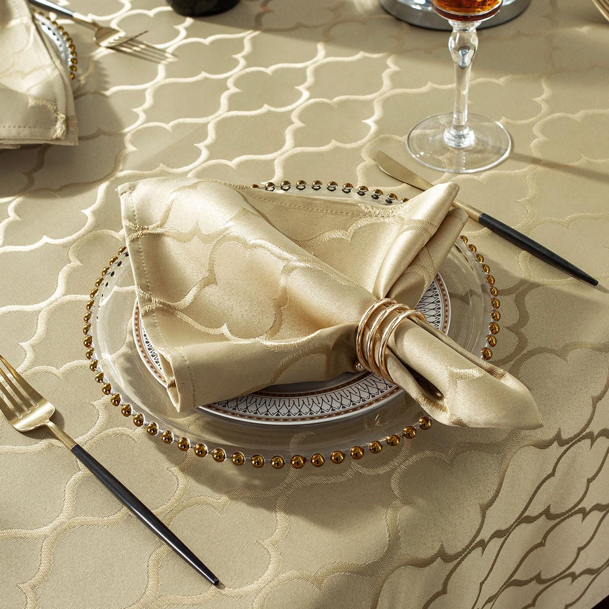 SASTYBALE polyester tablecloth delivers wrinkle resistance for easy setup.