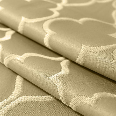 SASTYBALE tablecloth is dust-proof and easy to care for during gatherings.