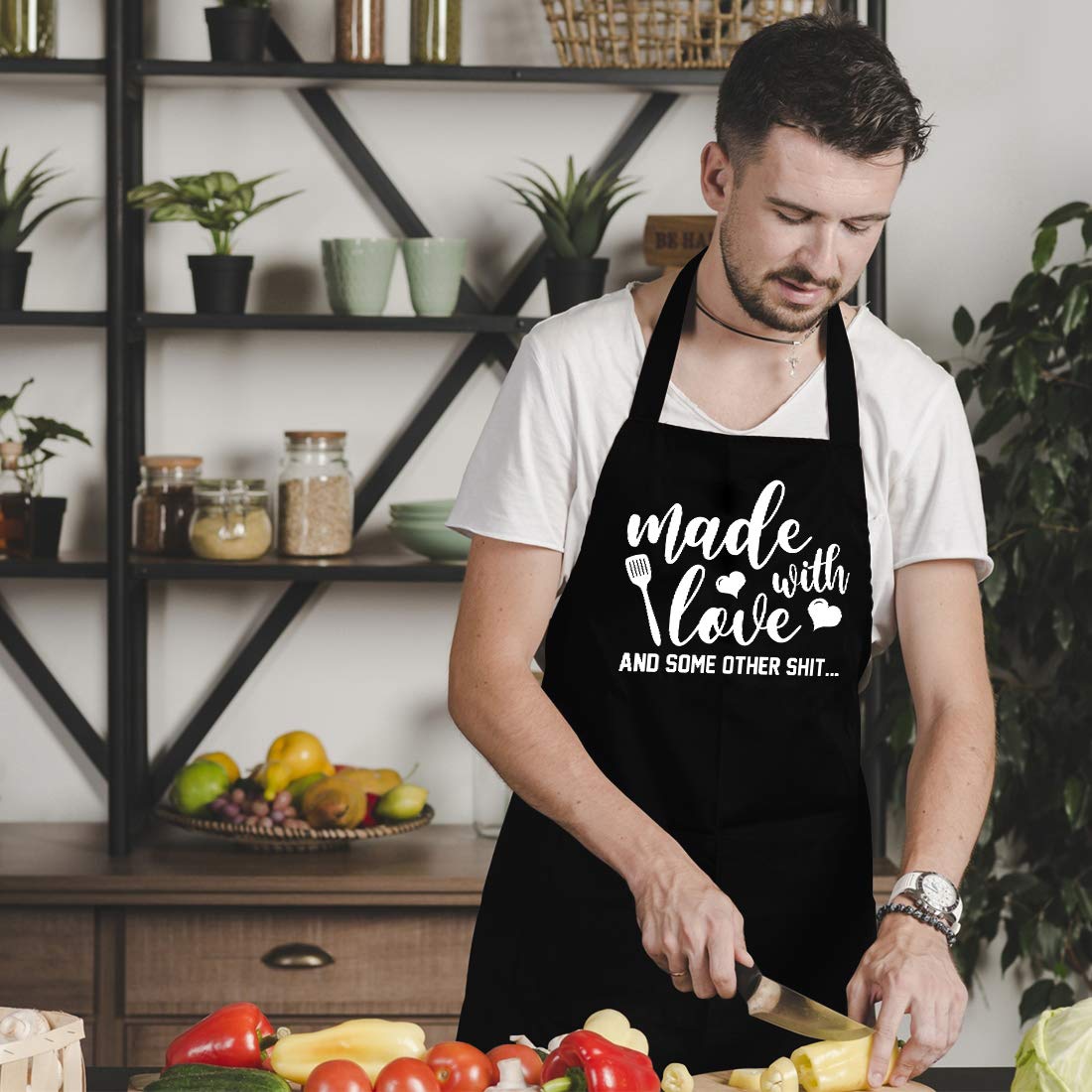 Saukore apron with large pockets keeps tools within reach