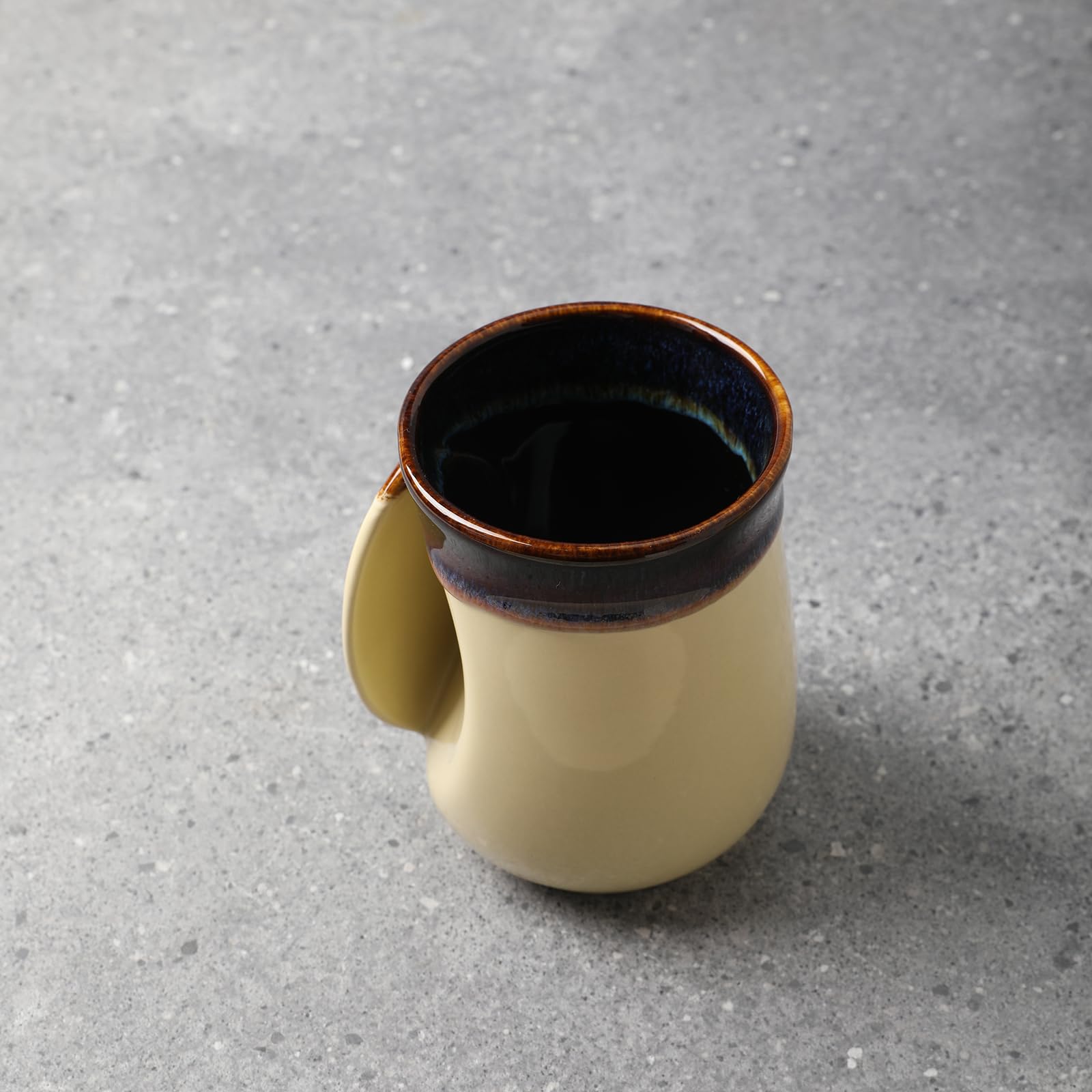 Selamica handwarmer mug demonstrates warmth and practicality during cold days.