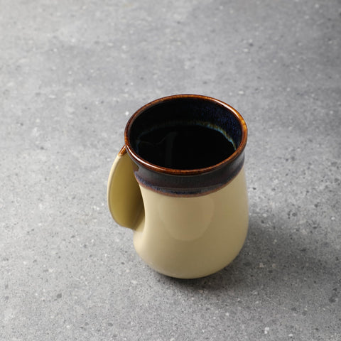 Selamica handwarmer mug demonstrates warmth and practicality during cold days.