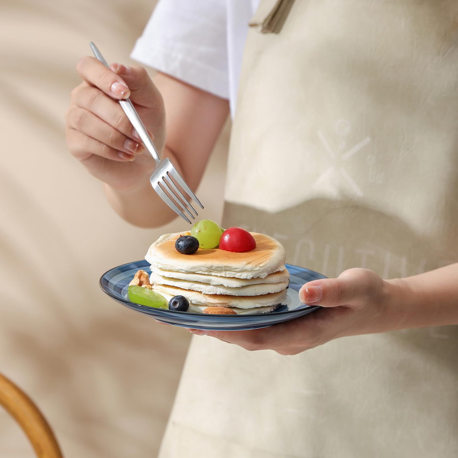 Selamica microwave-safe porcelain plate suitable for quick reheating of small portions