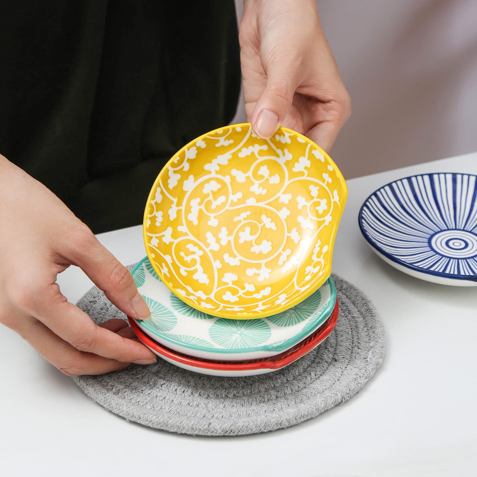 Selamica spoon rest is dishwasher-safe for easy cleanup after meals.