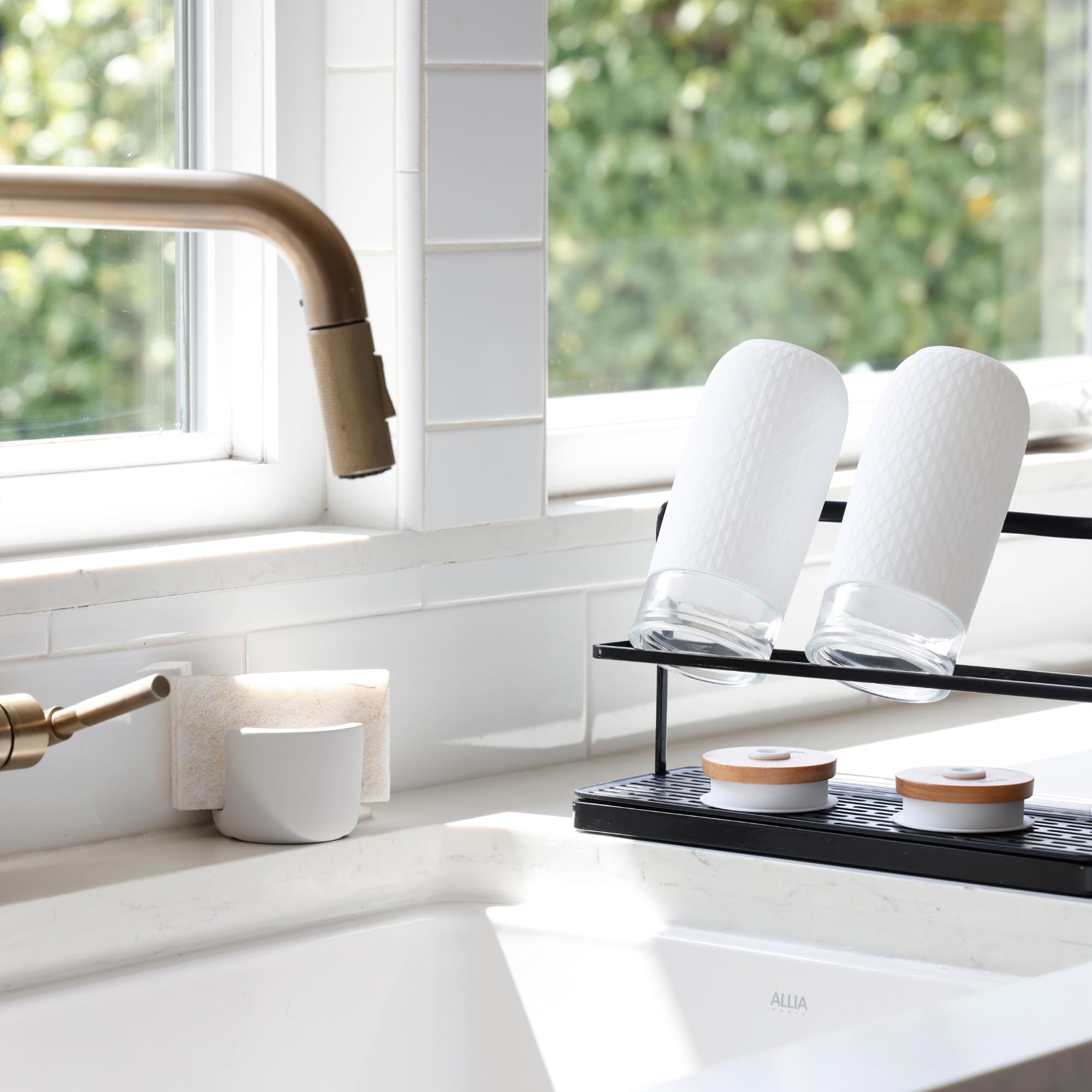 Selegna compact small-size sponge holder on a kitchen counter.
