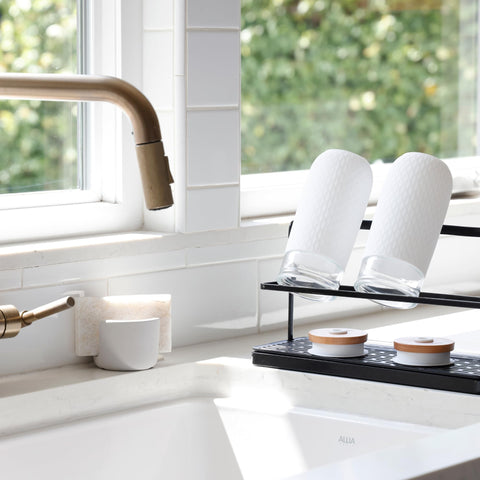 Selegna compact small-size sponge holder on a kitchen counter.