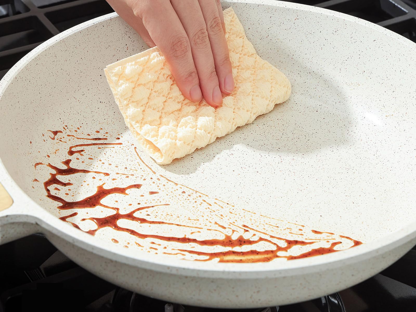 SENSARTE easy-clean ceramic surface simplifies wipe-down after cooking