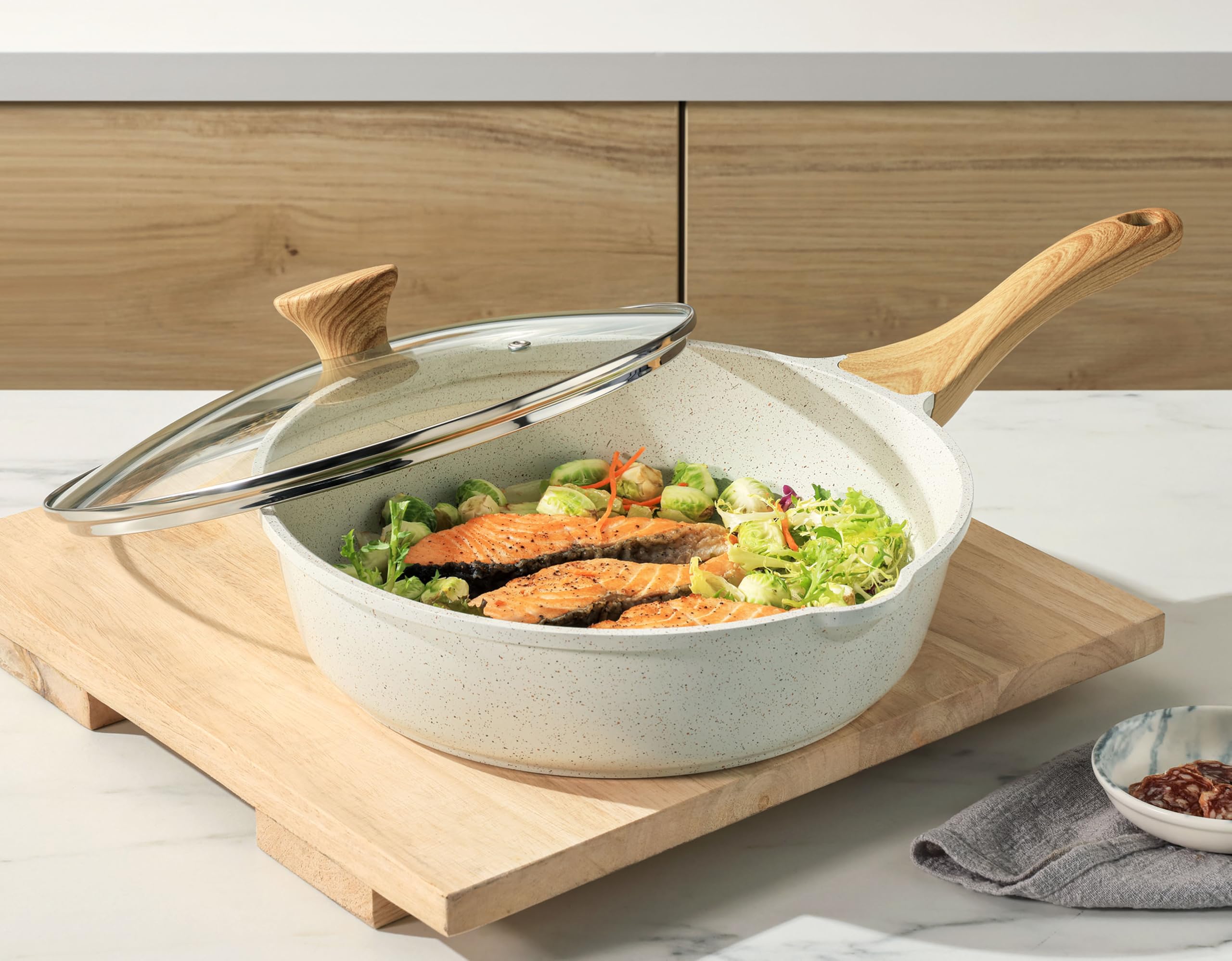 SENSARTE easy-clean rivet-free interior that wipes clean after cooking.