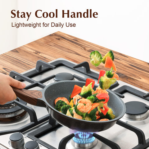 Ergonomic woodgrain Bakelite handle on the SENSARTE pan stays cool while cooking.