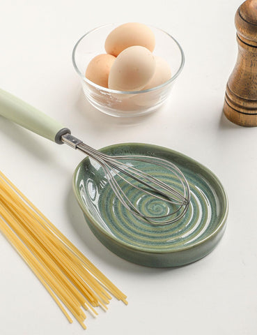Seyatoo utensil holder keeps spatulas and ladles within reach.