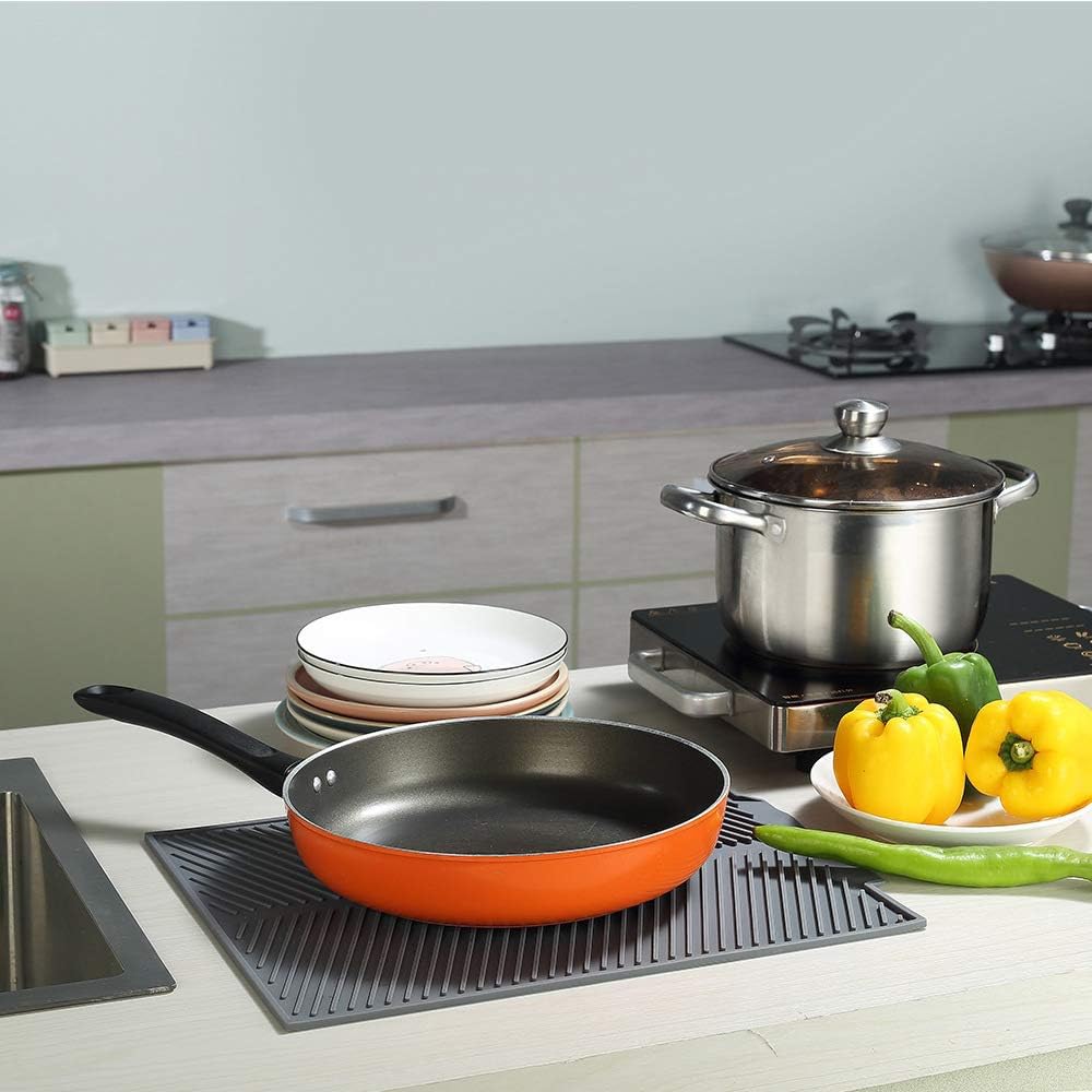 SFBBCLOZ mat with anti-slip bottom keeps dishes stable.
